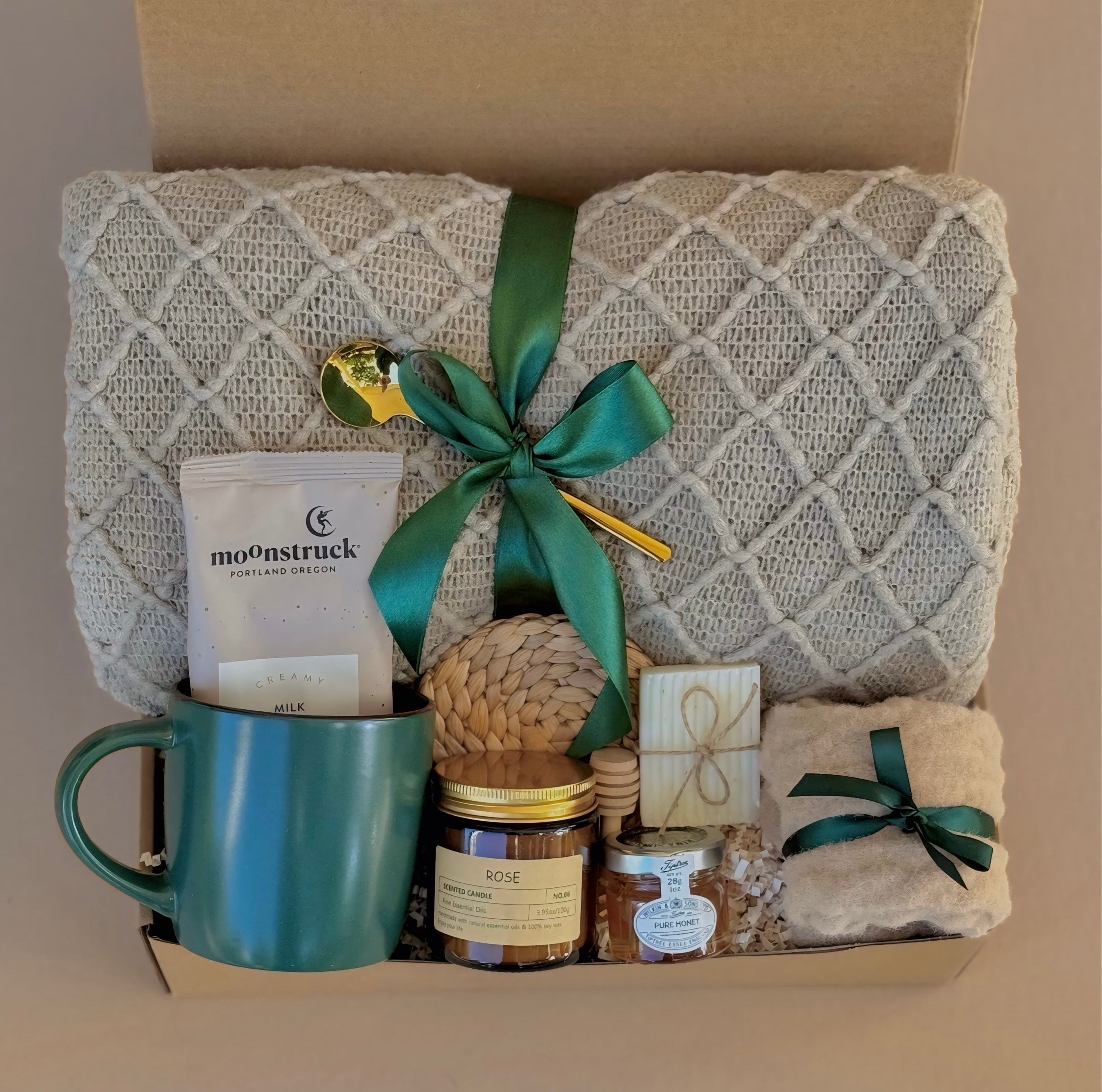 Emerald Comfort Box – Luxury Gift Set with Blanket, Mug & Candle