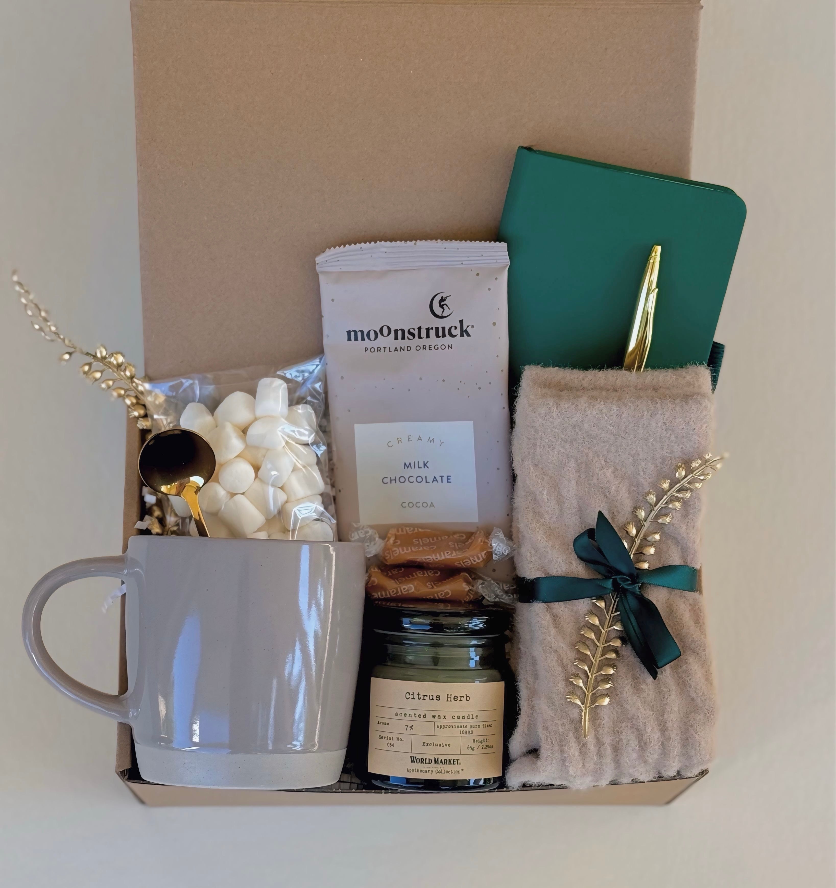 💚 Emerald Dreams Box – Cozy Gift Set with Mug, Candle, Notebook & Chocolate 💚