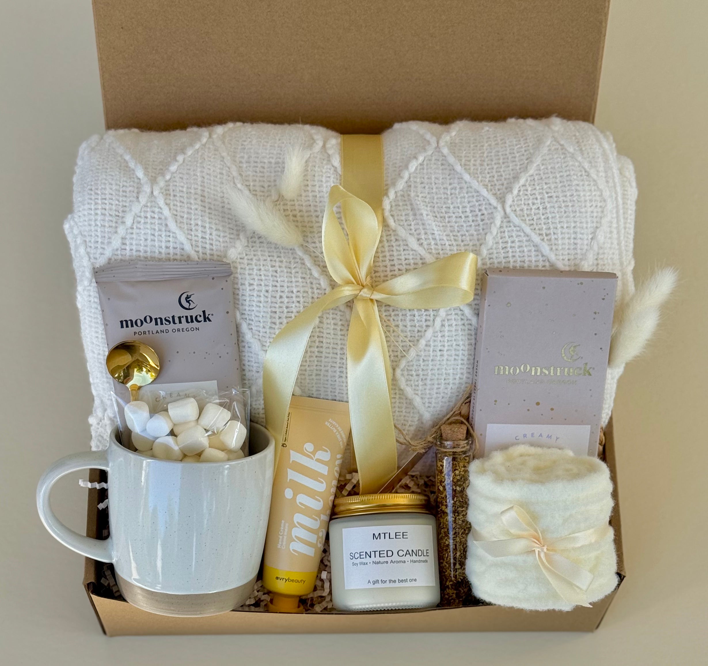 ✨ Golden Glow Box – Cozy Gift Set with Blanket, Candle, Chocolate & Mug ✨