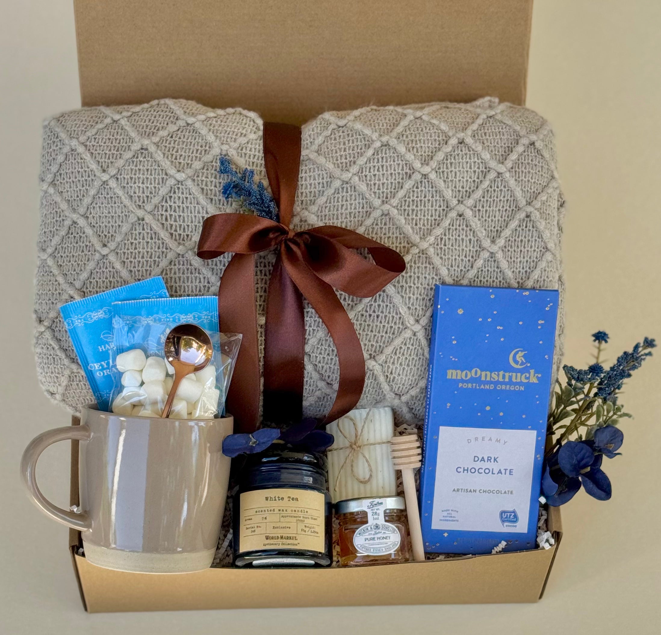 🌙 Midnight Relax Box – Cozy Gift Set with Blanket, Mug, Candle & Dark Chocolate 🌙