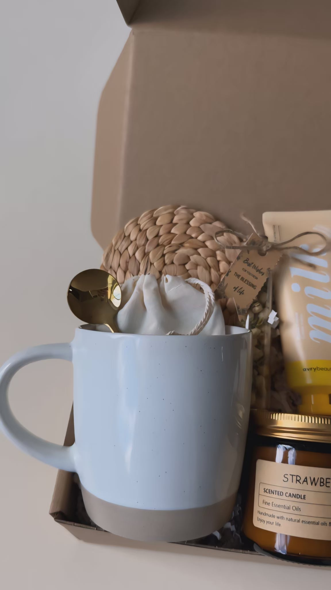Sweet Comfort Box – Cozy Gift Set with Blanket, Mug & Treats