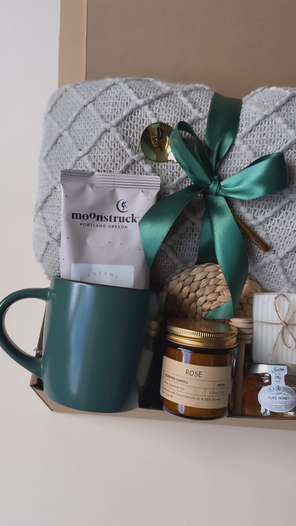 Emerald Comfort Box – Luxury Gift Set with Blanket, Mug & Candle